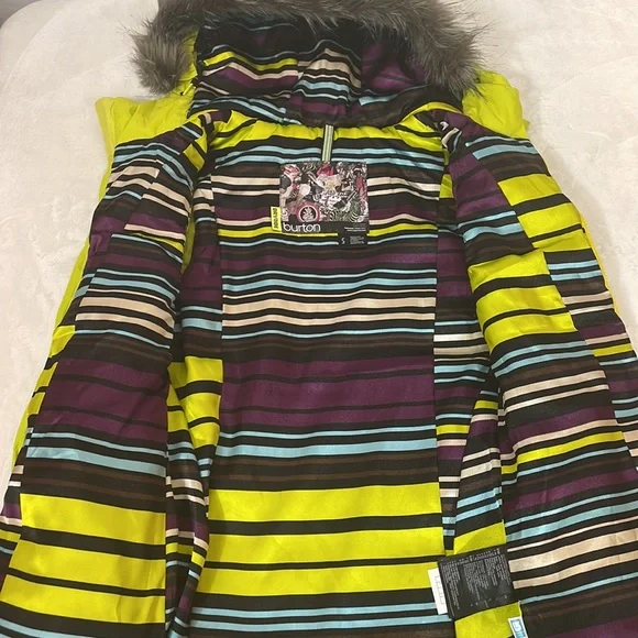 Burton Dryride Vest with Faux Fur trimmed Hood - Picture 6 of 10